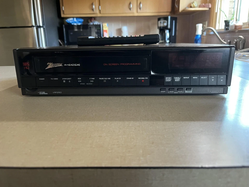 Reproductor remoto grabadora de casete de video VHS HQ VCR de 4 cabezales Zenith VRF250 de colección Foto 1 de 4