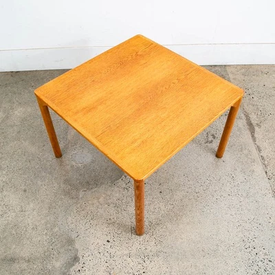 Mesita de noche danesa moderna de mediados de siglo cuadrada restaurada de madera de roble casi nueva Foto 1 de 4