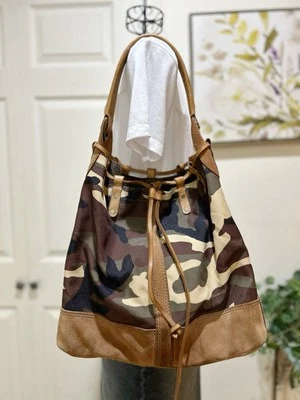 Bolso de Hombro Hobo Lucky Brand Camuflado de Lona y Cuero Tostado con Cordón Foto 1 de 4