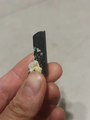 8g schwarzer Turmalin Rohstein, Naturstein, Chakra, Heilstein, schutzstein - Bild 1 von 4
