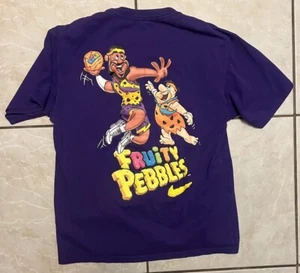 Nike Lebron James Fruity Pebbles Collab TShirt UOMO S Flintstone grafica viola - Foto 1 di 4