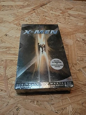 X-MEN MOVIE VHS Tape (2000) Digitally THX Mastered MARVEL New Sealed Damage  Foto 1 de 4