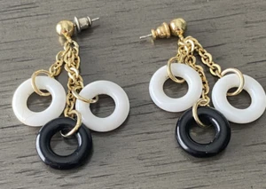 VINTAGE GOLD TONE PIERCED EARRINGS BLACK AND WHITE CIRCLES DANGLE EARRINGS - Imagen 1 de 2