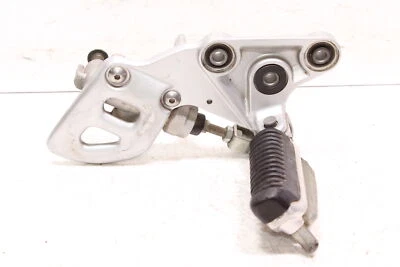 01-07 JUEGO TRASERO DERECHO SUZUKI HAYABUSA REPOSAPIÉS CONDUCTOR REPOSAPIÉS TOPE Foto 1 de 4