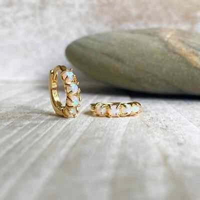 Delicados pendientes de aro Huggie pequeños de plata 925 enchapados en oro de 18 quilates de ópalo de fuego blanco Foto 1 de 4
