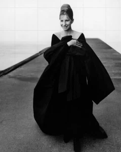 BARBRA STREISAND - 10" x 8" b/w Full Length Photograph circa late 1960s - Imagen 1 de 1