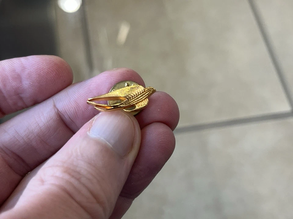 DOVE 🕊️ PEACE pin, high quality, unique, rare Gold  - US Made - Image 1 of 4