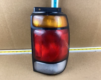 Conjunto de luces traseras laterales traseras derecho pasajero Ford Explorer 1995-1997 OEM Foto 1 de 4