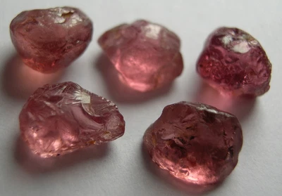 VARIACIÓN GRANATE / LINDI, CAMBIO DE COLOR ÁSPERO PARA FACETADO, LINDI, TANZANIA Foto 1 de 3