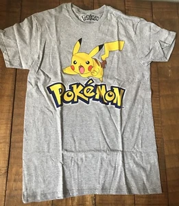 NUEVA Camiseta Auténtica Para Hombre Pokémon Oficial Pikachu Manga Corta Pounce Gris, S - Imagen 1 de 6