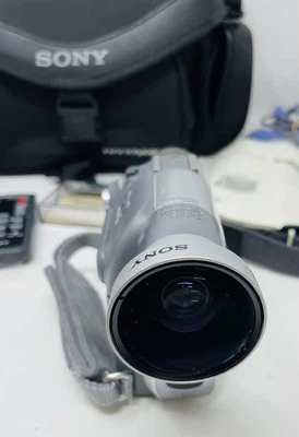 DELL M210X DLP FRONT PROJECTOR W/ Remote Black Traveling Case Manual Cords - Image 1 of 4