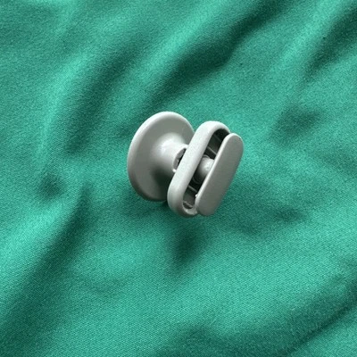 OEM NISSAN CUBO MALETERO CARGA RED CLIP RETENEDOR CON GANCHO 2009-10 GRIS CLARO Foto 1 de 4