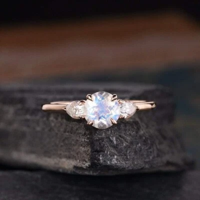 Anillo de tres piedras lunares de corte redondo de 3 quilates creado en laboratorio enchapado en oro amarillo de 14 quilates Foto 1 de 4