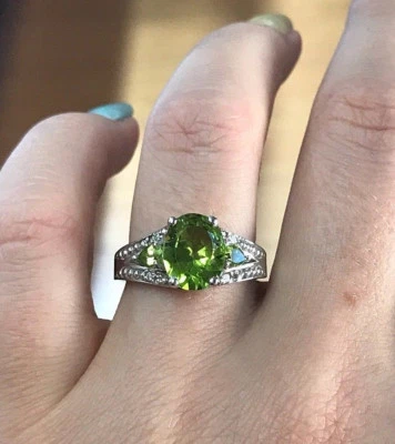 Anillo de cóctel de 3 piedras de oro blanco sólido de 14 k con diamantes peridoto verde natural de 3,6 quilates Foto 1 de 4