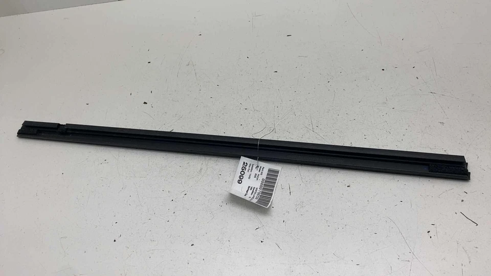⭕ 17-25 Chrysler Pacifica Rear Left Door Window Inner Belt Weatherstrip 68499087 Foto 1 de 4