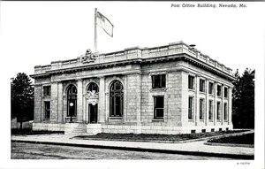 Post Office Building, NEVADA, Missouri Postcard - Curt Teich - Picture 1 of 2
