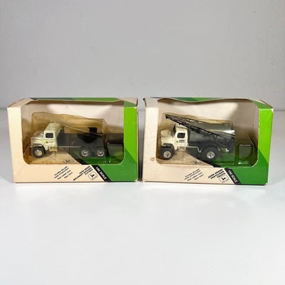 Lote de 2 Camiones Ertl John Deere 1:64 Plataforma Plana y Fertilizante Diecast - Cajas Usadas Foto 1 de 4