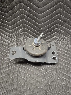 Aislador de montaje de motor izquierdo genuino OEM 21-25 Jeep Wrangler Mopar LH 68480593AC Foto 1 de 4