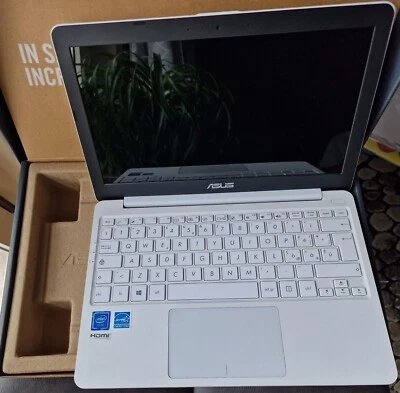 ASUS VivoBook E203 11,6 LCD, 64 GB, Intel Celeron - Immagine 1 di 4