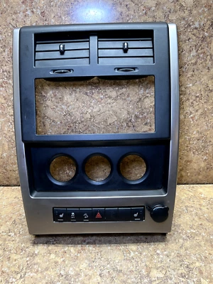 🚘 2008-2012 Jeep Liberty Radio Center Dash Trim Bezel Vent OEM Foto 1 de 4