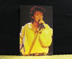 CARTE POSTALE VINTAGE OFFICIELLE PAUL YOUNG IMPORTATION ROYAUME-UNI. LIVE - Photo 1/2