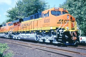 BNSF Eisenbahn Loks # 6000 & # 6001 Erie PA Fujichrome 2006 Dia #340 - Bild 1 von 1