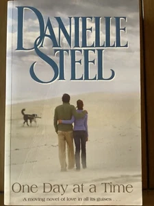 ONE DAY AT A TIME by Danielle Steel - Paperback Free Post - Picture 1 of 2