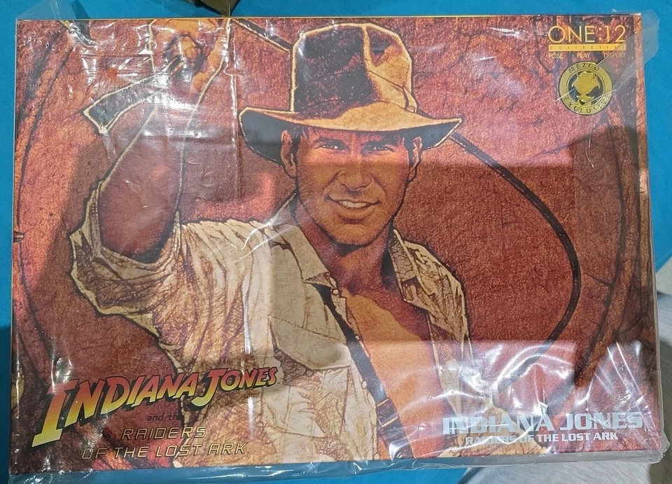 Mezco 1/12 Indiana Jones GOLDEN IDOL, POLYSTONE PEDESTAL, TORCH, ARROWS, SANDBAG - Image 1 of 2
