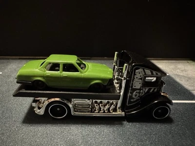 Micro Mini coche de plástico BMW730 verde hecho en Alemania con un camión Hot Wheels Foto 1 de 4