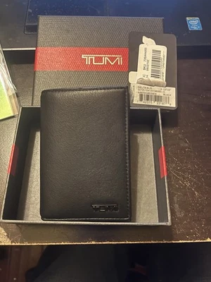 Estuche para tarjetas TUMI Delta SLG reforzado de cuero negro con ventana de identificación 4,125 x 3 nuevo en caja Foto 1 de 4