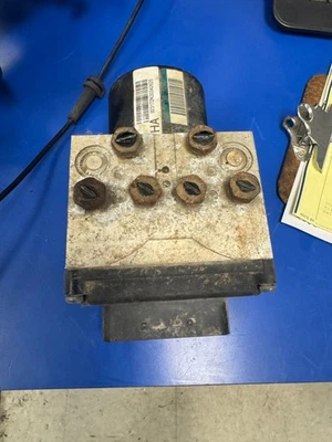 2007-2009 Chevrolet Trailblazer Abs Pump Control Module 17" wheel - Image 1 of 3