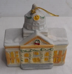 Badcock Sammlerstück Stadtplatz hängende Keramik Gebäude Glocke Ornament 3" breit - Bild 1 von 7