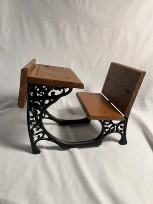 "Réplica de escritorio escolar American Girl Samantha's de madera y hierro fundido de 8"" de alto" Foto 1 de 3