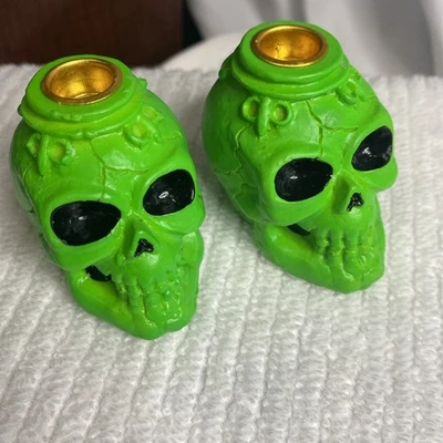 Juego de 2 Candelabros Calavera Halloween Miedo Espeluznante Gótico Esqueleto Huesos Verde Foto 1 de 4