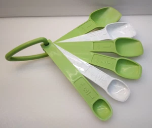 Juego de 6 cucharas medidoras Tupperware vintage con anillo en D verde manzana brillante blanco - Imagen 1 de 17