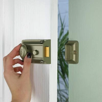 Yale B-77-CH-CH-60 - Pestillo nocturno tradicional - 60 mm - Acabado cromado - Estándar Foto 1 de 4