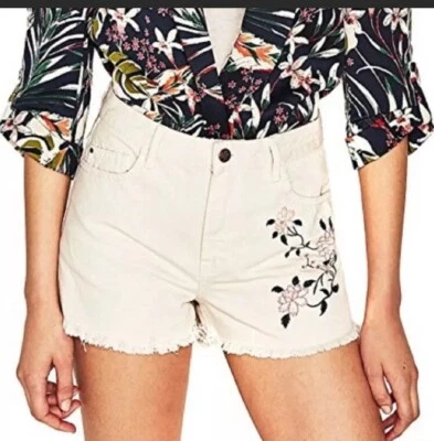 NUEVO CON ETIQUETAS Zara Floral Bordado Alto Crema Denim Corto 4 Jean Y2K Años 90 Boho Foto 1 de 4