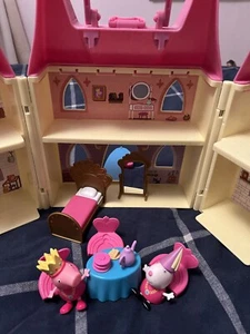 Peppa Pig Princess Queen , Peppa’s Castle Playset , Susie Sheep, 6 Furniture. - Picture 1 of 9