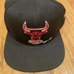 Chicago Bulls Dynasty Fitted Size 7 3/4 Mitchell and Ness Black Color - Picture 1 of 6