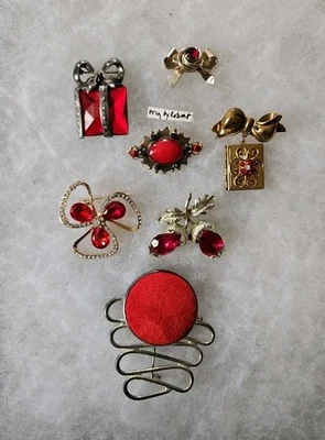 Lote de 7 broches de piedra "rojos" vintage. Firmado Original por Robert. Dauplaise. Coro Foto 1 de 4