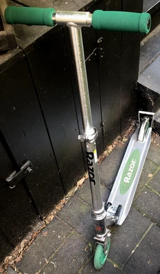 Razor Kids Scooter🛴 Manillar Ligero Plegable Ajustable VERDE🟢LIMPIO🧼 Foto 1 de 4