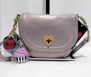 Bandolera Betsey Johnson Plateada Iridiscente Sillín Trolls Nueva con Etiquetas - Imagen 1 de 10