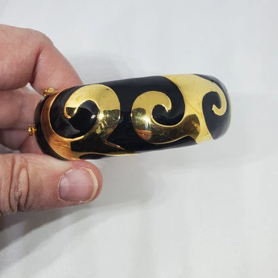 Brazalete con abrazadera de oro y esmalte Lauren G. Adams  Foto 1 de 4