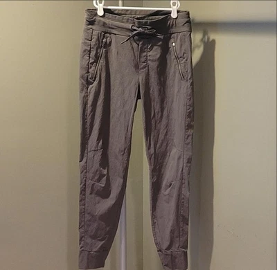 Calça Jogger Athleta Trekkie North, Tamanho 4, Verde Cáqui - Imagem 1 de 4
