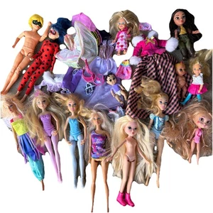 Lotto di 26 bambole Barbie diverse incluse e 12 oggetti di abbigliamento - Foto 1 di 7