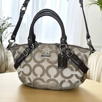 Cartera de firma COACH Madison beige/beige con ribete de cuero marrón. #17693. Foto 1 de 4