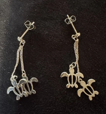 Pendientes colgantes con dijes de tortuga en cadenas. Tono plateado Foto 1 de 2