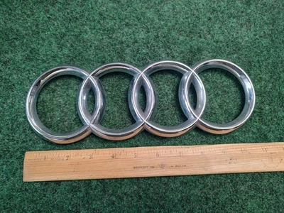 98 99 00 01 02 03 04 AUDI A6 ПЕРЕДНЯЯ РЕШЕТКА ХРОМИРОВАННАЯ ЭМБЛЕМА ЛОГОТИП ЗНАЧОК ЗНАК 2L8 - Изображение 1 из 4