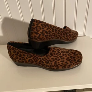 SAS Bliss Tan Leopard Print Slip On Comfort Wedge Heels Women's Size 10 Narrow - Picture 1 of 4