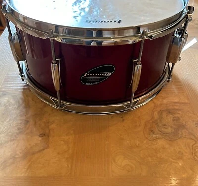 Ludwig Accent 组合 14 X 6.5 超深小军鼓,硬木贝壳-红葡萄酒 — 第 1/4 张图片